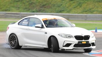 BMW M2 at Thruxton