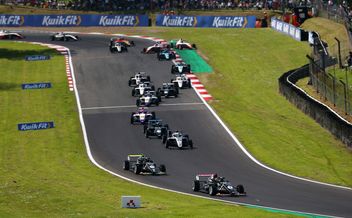 Sun shines on TOCA support championships at Brands Hatch.
