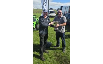 Duncan receives trophy from David Jones
