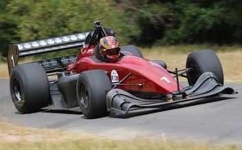 Title fight intensifies after Wiscombe visit.