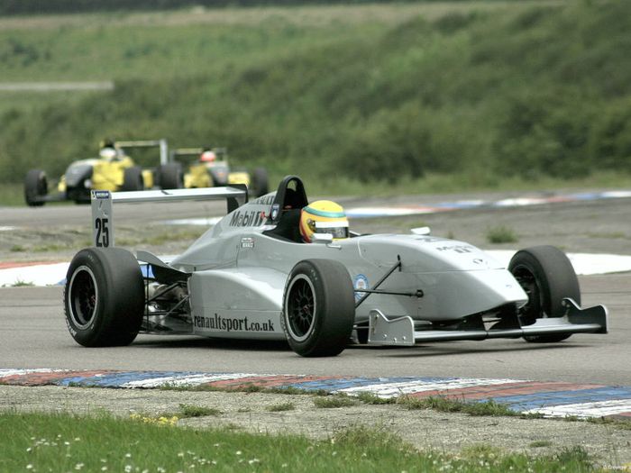 Lewis Hamilton racing a Formula Renault car at Thruxton Circuit