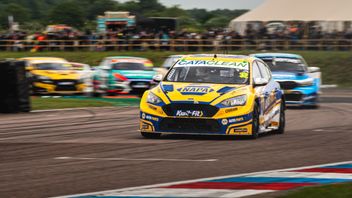 Kwik Fit British Touring Car Championship racing at Thruxton