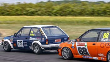 Cars on track at Croft 