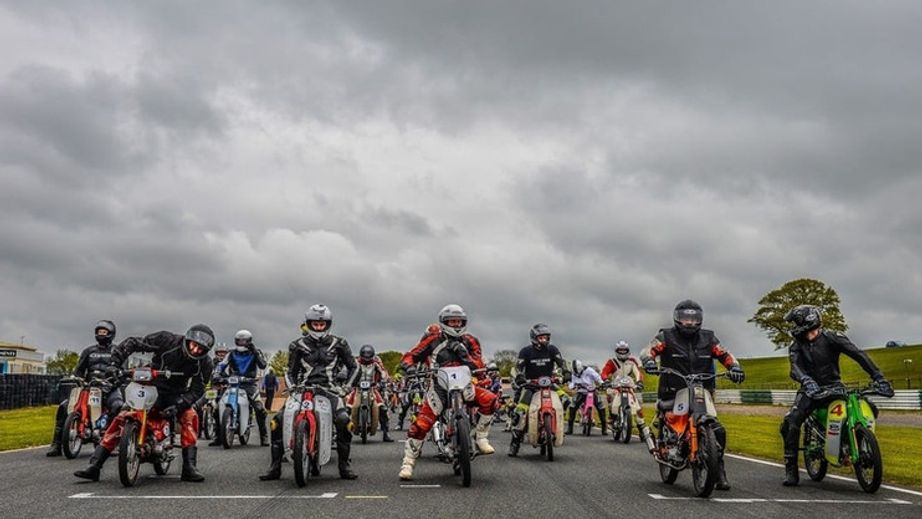 PLOP Enduro bikes on track