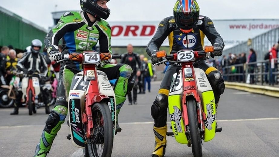 PLOP Enduro bikes on track