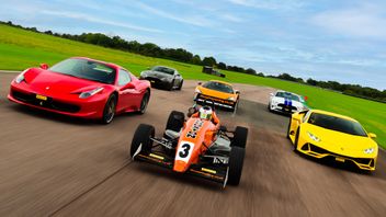 Supercars and Racing Cars at Thruxton