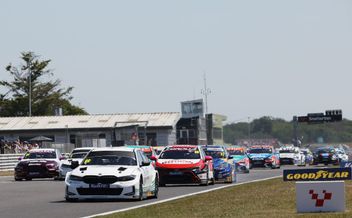 BTCC title race heats up at Snetterton.