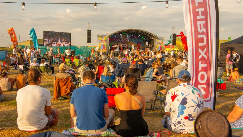 Thruxton Retro crowd watching the main stage