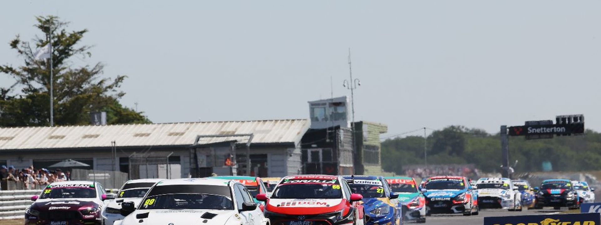 BTCC title race heats up at Snetterton.