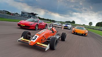 Supercars and Racing Cars at Thruxton