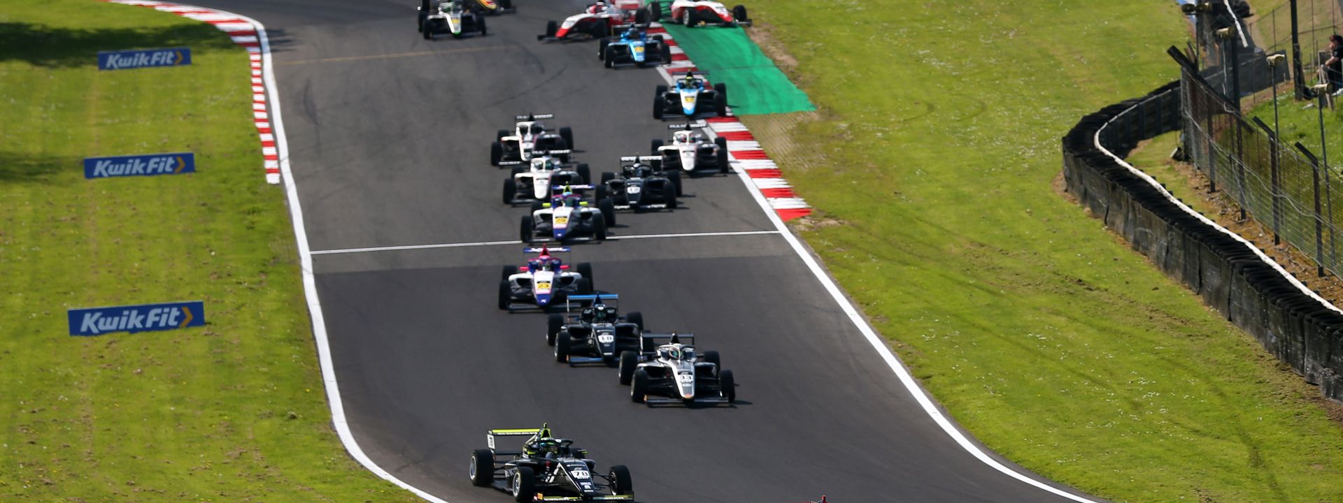 Sun shines on TOCA support championships at Brands Hatch.