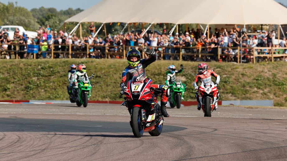 Kyle Ryde waving to the crowd