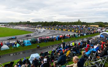 Title races heat up on TOCA support bill at Croft.