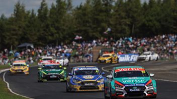 Tom Ingram leading the race at Croft in 2025